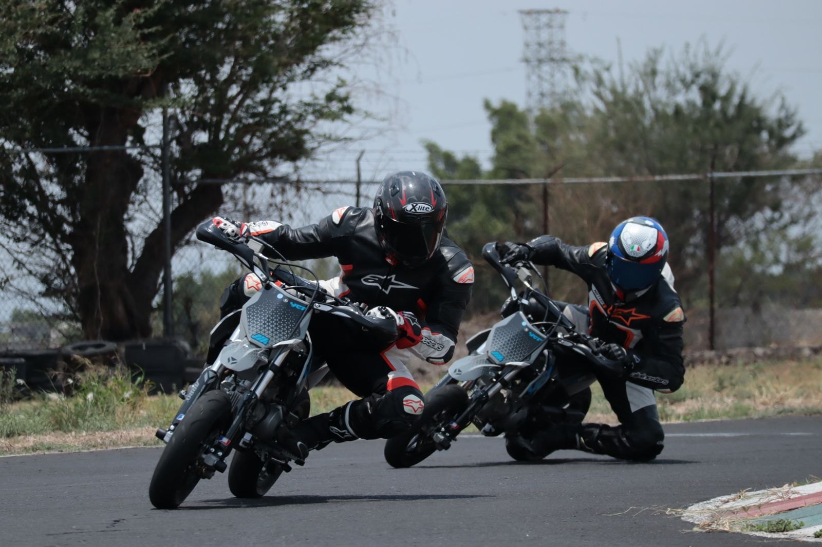 Pilotos de RodanDos curveando rodilla al piso en pista