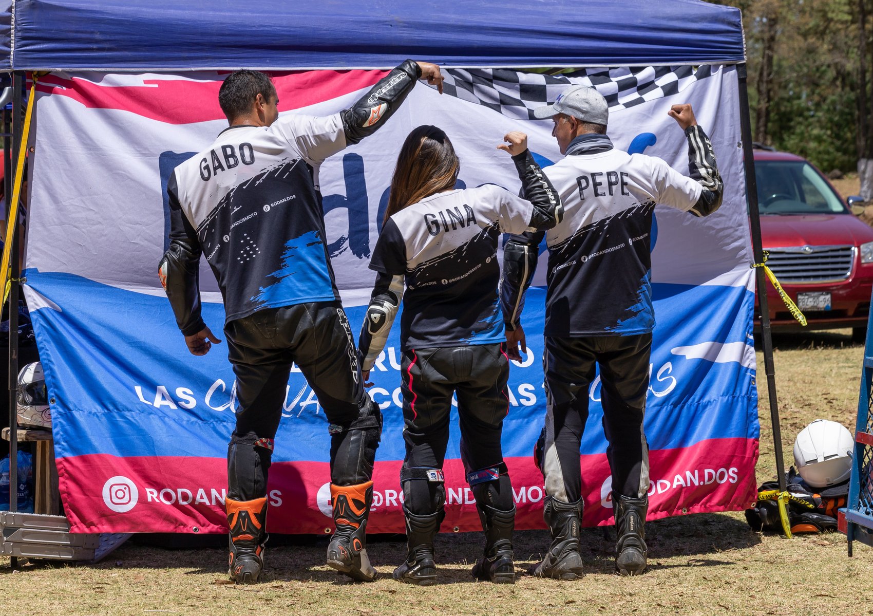 Equipo de instructores RodanDos celebrando frente al banner